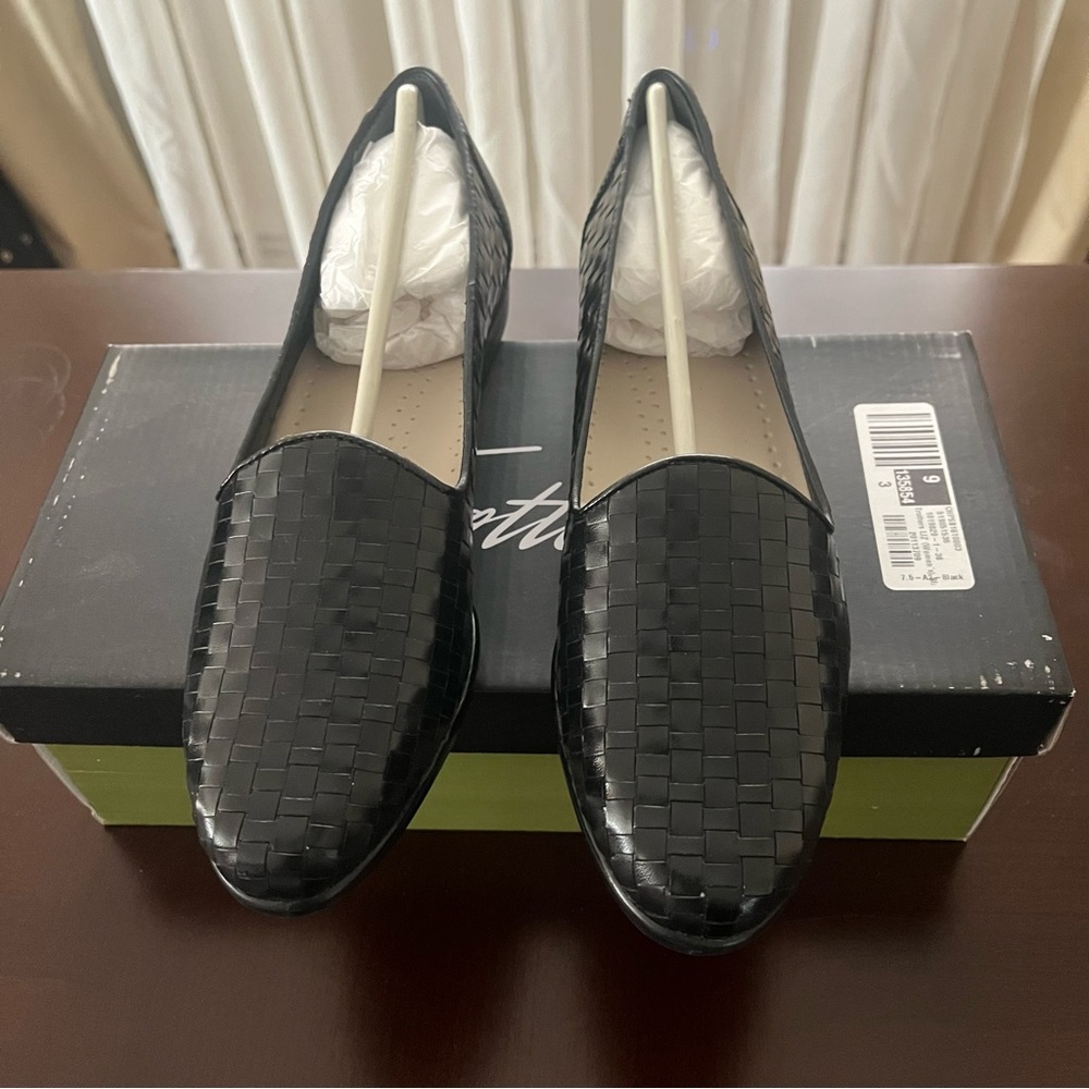 Trotters flat shoes color black size 7.5 N